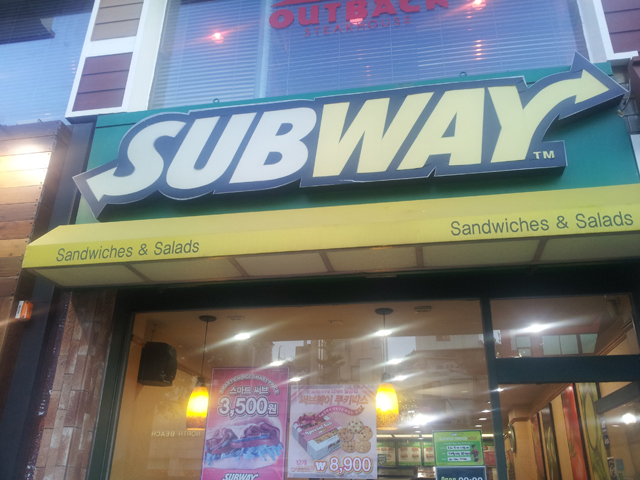 이태원역 근처에 있는 센드위치 전문점 Subway