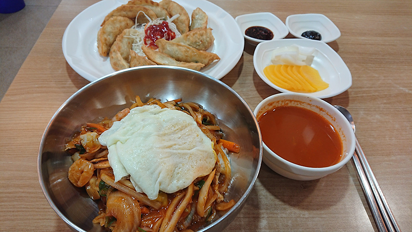 중화비빔밥과 군만두